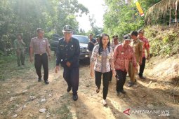 Bupati Karolin upayakan penyelesaian pembangunan jalan di hutan lindung