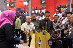 Presiden Jokowi kunjungi stand Sasirangan Kalsel