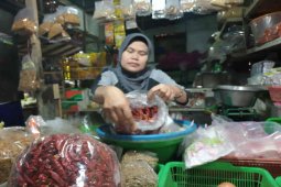 Cabai kering impor jadi pilihan pembeli akibat melambungnya harga cabai lokal