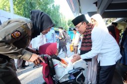 Tiga calon haji Mataram menggunakan kursi roda