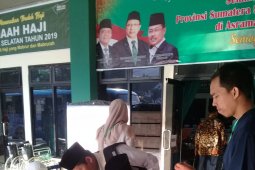 JCH pakai kursi roda diberangkatkan ke bandara menggunakan ambulance