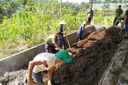 Siswa SMK belajar membuat kompos di kebun percobaan BPTP