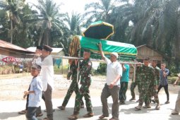 Satgas TMMD  takziah ke rumah warga yang meninggal dunia
