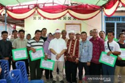 Gubernur serahkan bantuan pupuk untuk poktan Bangka Barat
