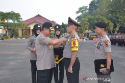 Kapolda Jambi berikan  pin emas Bhabinkamtibmas terbaik