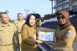 Pemkot Pangkalpinang berikan penghargaan Adiwiyata kepada dua SD negeri