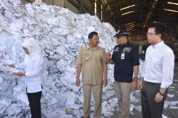 Gubernur Jatim meninjau perusahaan pengolah plastik menjadi listrik