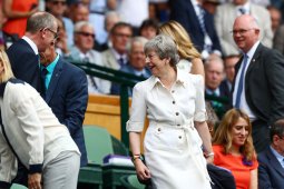 Theresa May berjoget menjelang akhir jabatan