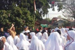 Mendikbud kunjungi beberapa SD di Bekasi pada hari kedua masuk sekolah