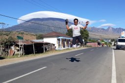 Fenomena "topi awan" Gunung Rinjani jadi ajang swafoto