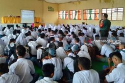 Babinsa Koramil 03/SPR berikan "Wasbang" dan bela negara kepada siswa