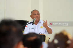 Gubernur Gorontalo serahkan bus sekolah di Taluditi dan Wonggarasi