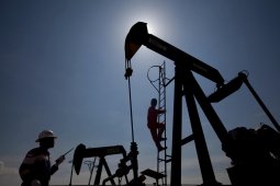 Harga minyak "rebound," dipicu penurunan rig dan data tenaga kerja AS