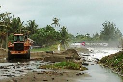 Pemkab Aceh Barat siagakan alat berat atasi banjir  rob
