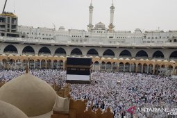 Kiswah penutup Ka'bah diangkat tiga meter