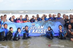Lima Polwan Kalsel mengikuti penyelaman massal di Manado