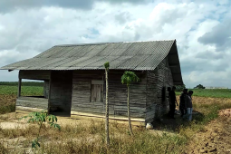 Warga register 45 Mekar Jaya Abadi makan seadanya di pengungsian