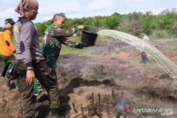 Aparat bahu membahu padamkan kebakaran lahan 62 hektare di Bengkayang
