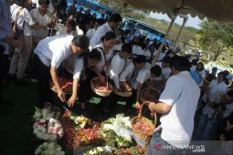 Keluarga Arswendo tak kuat menahan haru saat prosesi pemakaman