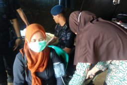 Tim kesehatan cek kesehatan terhadap personel keamanan di Register 45