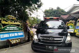 Jenazah Arswendo diberangkatkan dari rumah duka untuk misa pelepasan