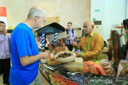 Perahu replika HSU jadi tontonan 10 duta besar negara