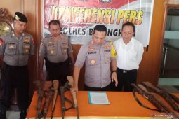 Warga SAD yang  tergabung kelompok SMB serahkan senjata rakitan