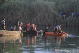 Pencarian pesawat jatuh