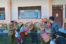 Empat SD Manado terima bantuan peralatan sekolah dari Alfamart