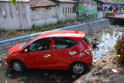 Mobil masuk sungai