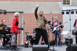 Kolaborasi penyanyi jazz Syaharani dan Craig Burton di Berlin