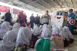 Para "Superhero" ikut edukasi ratusan siswa-siswi di Stasiun KAI