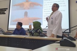 Arya penderita obesitas dioperasi buang kulit mengelepai