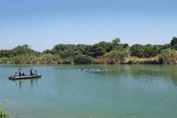 Tim evakuasi angkat bangkai pesawat di  Sungai Cimanuk Indramayu