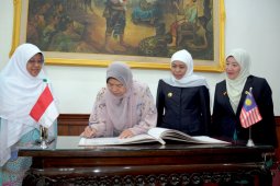 Gubernur Jatim ajak Malaysia investasi pengolahan sampah plastik