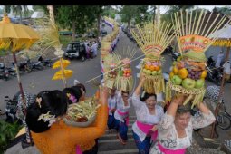 Tradisi Mapeed Hari Raya Galungan