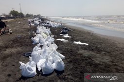 Tumpukan pasir bercampur minyak mentah jadi pemandangan baru di Pantai Sedari Karawang