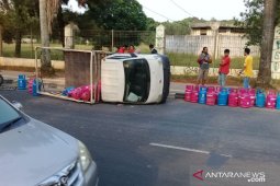 Mobil bak terbuka angkut elpiji terjungkal akibat kelebihan muatan