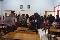 Petugas temukan rokok elektrik saat razia tas pelajar SMP di Blitar