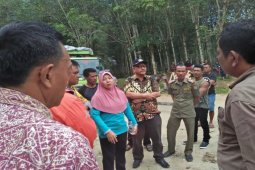 Kepala Desa Buluh Duri pimpin warganya blokade truk pengangkut sawit