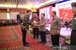 Bupati Mahulu  Bonifasius terima penghargaan TPID berprestasi