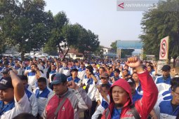 Pekerja demo manajemen PT Suzuki Indomobil Motor Bekasi