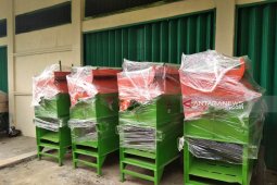 Mukomuko bagikan mesin perontok padi kepada petani