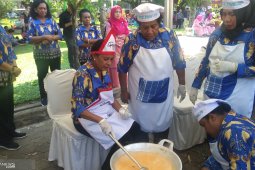 Istri Gubernur se-Indonesia  adu kepandaian memasak rendang