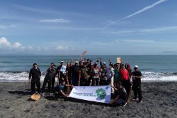 Surveyor edukasi masyarakat sekitar pantai di Banda Aceh
