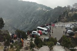 Tangkuban Perahu kembali meletus