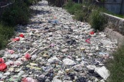 Kali Bahagia Bekasi berubah jadi tempat pembuangan sampah hingga sepanjang 1 kilometer