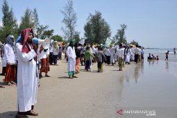 Ratusan santri bubarkan pengunjung pantai sambil kumandangkan azan