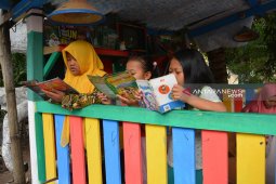 Demi budayakan membaca, pos kamling pun disulap jadi taman bacaan