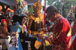 Sarung dan batik Samarinda di SBC XII Solo